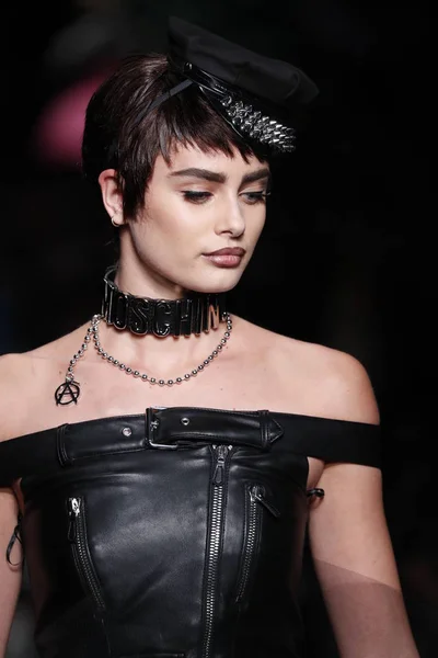 Milan Talya Eylül Taylor Hill Pist Moschino Hazır Giyim Ilkbahar — Stok fotoğraf