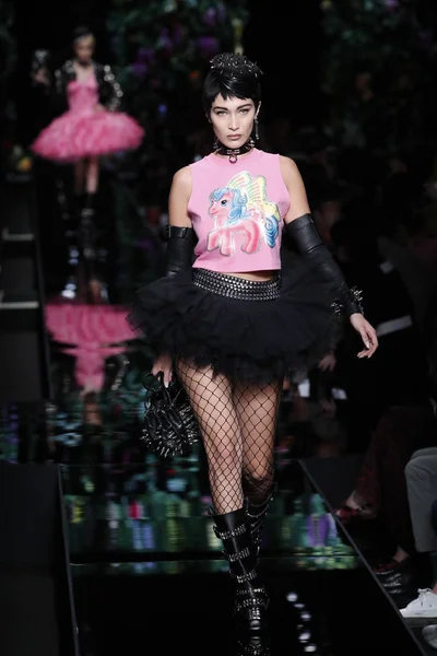 Milão Itália Setembro Bella Hadid Caminha Pista Desfile Moda Moschino — Fotografia de Stock