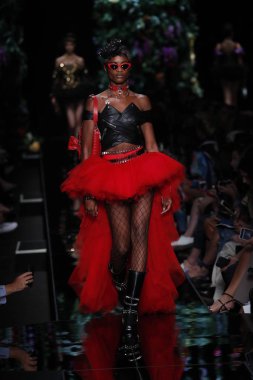 Milan, İtalya - 21 Eylül: Manken pist Moschino hazır giyim ilkbahar/yaz 2018 moda gösterisine, Milano, İtalya Milano moda hafta ilkbahar/yaz 2018 üzerinde 21 Eylül 2017 sırasında yürür.