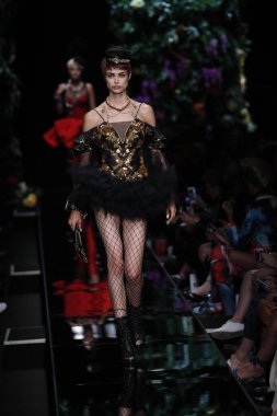 Milan, İtalya - 21 Eylül: Manken pist Moschino hazır giyim ilkbahar/yaz 2018 moda gösterisine, Milano, İtalya Milano moda hafta ilkbahar/yaz 2018 üzerinde 21 Eylül 2017 sırasında yürür.
