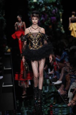 Milan, İtalya - 21 Eylül: Manken pist Moschino hazır giyim ilkbahar/yaz 2018 moda gösterisine, Milano, İtalya Milano moda hafta ilkbahar/yaz 2018 üzerinde 21 Eylül 2017 sırasında yürür.