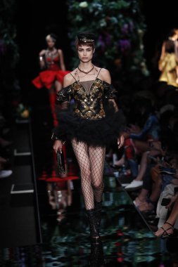 Milan, İtalya - 21 Eylül: Manken pist Moschino hazır giyim ilkbahar/yaz 2018 moda gösterisine, Milano, İtalya Milano moda hafta ilkbahar/yaz 2018 üzerinde 21 Eylül 2017 sırasında yürür.