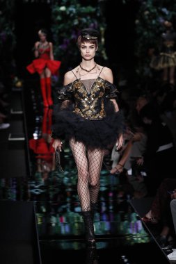 Milan, İtalya - 21 Eylül: Manken pist Moschino hazır giyim ilkbahar/yaz 2018 moda gösterisine, Milano, İtalya Milano moda hafta ilkbahar/yaz 2018 üzerinde 21 Eylül 2017 sırasında yürür.