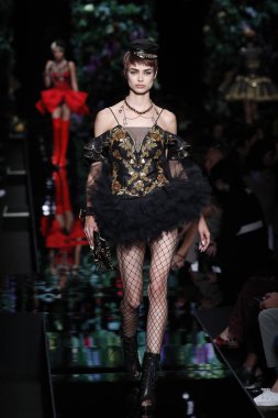 Milan, İtalya - 21 Eylül: Manken pist Moschino hazır giyim ilkbahar/yaz 2018 moda gösterisine, Milano, İtalya Milano moda hafta ilkbahar/yaz 2018 üzerinde 21 Eylül 2017 sırasında yürür.