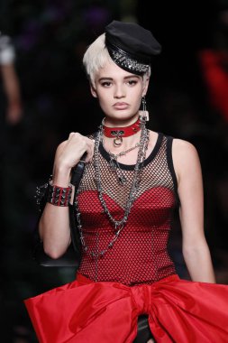 Milan, İtalya - 21 Eylül: Manken pist Moschino hazır giyim ilkbahar/yaz 2018 moda gösterisine, Milano, İtalya Milano moda hafta ilkbahar/yaz 2018 üzerinde 21 Eylül 2017 sırasında yürür.