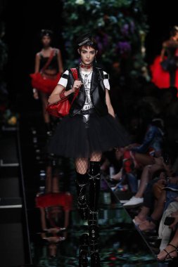 Milan, İtalya - 21 Eylül: Manken pist Moschino hazır giyim ilkbahar/yaz 2018 moda gösterisine, Milano, İtalya Milano moda hafta ilkbahar/yaz 2018 üzerinde 21 Eylül 2017 sırasında yürür.