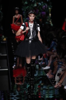 Milan, İtalya - 21 Eylül: Manken pist Moschino hazır giyim ilkbahar/yaz 2018 moda gösterisine, Milano, İtalya Milano moda hafta ilkbahar/yaz 2018 üzerinde 21 Eylül 2017 sırasında yürür.