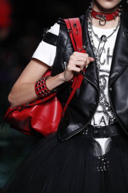 Milan, İtalya - 21 Eylül: Manken pist Moschino hazır giyim ilkbahar/yaz 2018 moda gösterisine, Milano, İtalya Milano moda hafta ilkbahar/yaz 2018 üzerinde 21 Eylül 2017 sırasında yürür.