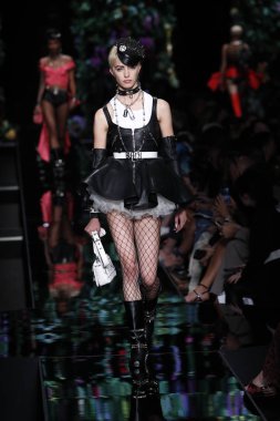 Milan, İtalya - 21 Eylül: Manken pist Moschino hazır giyim ilkbahar/yaz 2018 moda gösterisine, Milano, İtalya Milano moda hafta ilkbahar/yaz 2018 üzerinde 21 Eylül 2017 sırasında yürür.