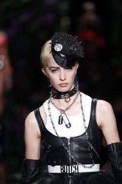 Milan, İtalya - 21 Eylül: Manken pist Moschino hazır giyim ilkbahar/yaz 2018 moda gösterisine, Milano, İtalya Milano moda hafta ilkbahar/yaz 2018 üzerinde 21 Eylül 2017 sırasında yürür.