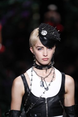 Milan, İtalya - 21 Eylül: Manken pist Moschino hazır giyim ilkbahar/yaz 2018 moda gösterisine, Milano, İtalya Milano moda hafta ilkbahar/yaz 2018 üzerinde 21 Eylül 2017 sırasında yürür.