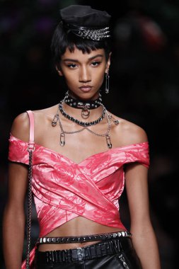 Milan, İtalya - 21 Eylül: Manken pist Moschino hazır giyim ilkbahar/yaz 2018 moda gösterisine, Milano, İtalya Milano moda hafta ilkbahar/yaz 2018 üzerinde 21 Eylül 2017 sırasında yürür.