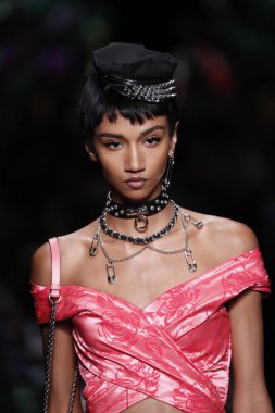 Milan, İtalya - 21 Eylül: Manken pist Moschino hazır giyim ilkbahar/yaz 2018 moda gösterisine, Milano, İtalya Milano moda hafta ilkbahar/yaz 2018 üzerinde 21 Eylül 2017 sırasında yürür.