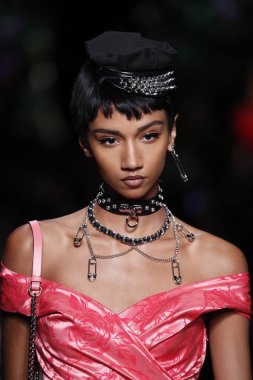 Milan, İtalya - 21 Eylül: Manken pist Moschino hazır giyim ilkbahar/yaz 2018 moda gösterisine, Milano, İtalya Milano moda hafta ilkbahar/yaz 2018 üzerinde 21 Eylül 2017 sırasında yürür.