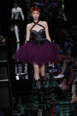 Milan, İtalya - 21 Eylül: Manken pist Moschino hazır giyim ilkbahar/yaz 2018 moda gösterisine, Milano, İtalya Milano moda hafta ilkbahar/yaz 2018 üzerinde 21 Eylül 2017 sırasında yürür.