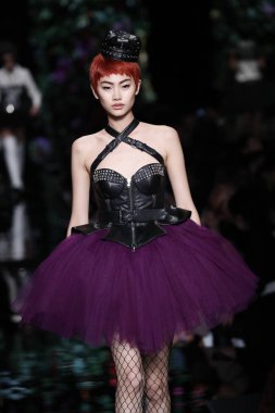 Milan, İtalya - 21 Eylül: Manken pist Moschino hazır giyim ilkbahar/yaz 2018 moda gösterisine, Milano, İtalya Milano moda hafta ilkbahar/yaz 2018 üzerinde 21 Eylül 2017 sırasında yürür.