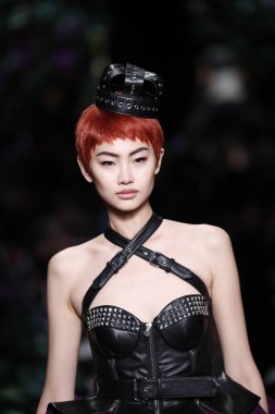 Milan, İtalya - 21 Eylül: Manken pist Moschino hazır giyim ilkbahar/yaz 2018 moda gösterisine, Milano, İtalya Milano moda hafta ilkbahar/yaz 2018 üzerinde 21 Eylül 2017 sırasında yürür.