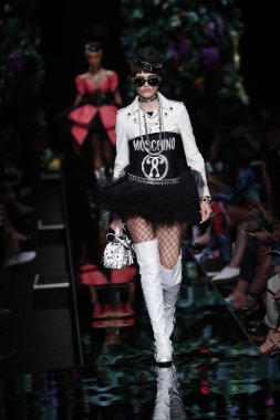 Milan, İtalya - 21 Eylül: Manken pist Moschino hazır giyim ilkbahar/yaz 2018 moda gösterisine, Milano, İtalya Milano moda hafta ilkbahar/yaz 2018 üzerinde 21 Eylül 2017 sırasında yürür.