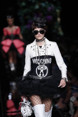 Milan, İtalya - 21 Eylül: Manken pist Moschino hazır giyim ilkbahar/yaz 2018 moda gösterisine, Milano, İtalya Milano moda hafta ilkbahar/yaz 2018 üzerinde 21 Eylül 2017 sırasında yürür.