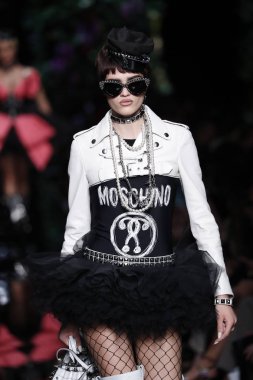 Milan, İtalya - 21 Eylül: Manken pist Moschino hazır giyim ilkbahar/yaz 2018 moda gösterisine, Milano, İtalya Milano moda hafta ilkbahar/yaz 2018 üzerinde 21 Eylül 2017 sırasında yürür.