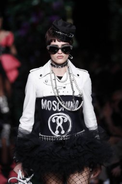 Milan, İtalya - 21 Eylül: Manken pist Moschino hazır giyim ilkbahar/yaz 2018 moda gösterisine, Milano, İtalya Milano moda hafta ilkbahar/yaz 2018 üzerinde 21 Eylül 2017 sırasında yürür.