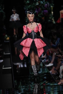 Milan, İtalya - 21 Eylül: Manken pist Moschino hazır giyim ilkbahar/yaz 2018 moda gösterisine, Milano, İtalya Milano moda hafta ilkbahar/yaz 2018 üzerinde 21 Eylül 2017 sırasında yürür.