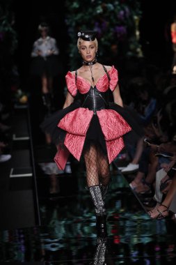 Milan, İtalya - 21 Eylül: Manken pist Moschino hazır giyim ilkbahar/yaz 2018 moda gösterisine, Milano, İtalya Milano moda hafta ilkbahar/yaz 2018 üzerinde 21 Eylül 2017 sırasında yürür.