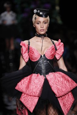Milan, İtalya - 21 Eylül: Manken pist Moschino hazır giyim ilkbahar/yaz 2018 moda gösterisine, Milano, İtalya Milano moda hafta ilkbahar/yaz 2018 üzerinde 21 Eylül 2017 sırasında yürür.