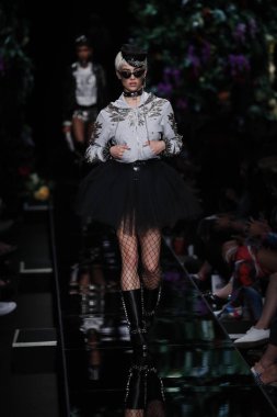 Milan, İtalya - 21 Eylül: Manken pist Moschino hazır giyim ilkbahar/yaz 2018 moda gösterisine, Milano, İtalya Milano moda hafta ilkbahar/yaz 2018 üzerinde 21 Eylül 2017 sırasında yürür.