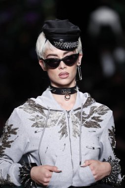 Milan, İtalya - 21 Eylül: Manken pist Moschino hazır giyim ilkbahar/yaz 2018 moda gösterisine, Milano, İtalya Milano moda hafta ilkbahar/yaz 2018 üzerinde 21 Eylül 2017 sırasında yürür.