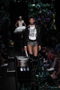 Milan, İtalya - 21 Eylül: Dilone pist Moschino hazır giyim ilkbahar/yaz 2018 defile sırasında Milano, İtalya Milano moda hafta ilkbahar/yaz 2018 üzerinde 21 Eylül 2017 yürür.