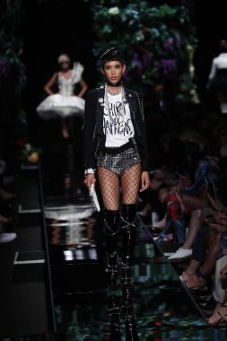 Milan, İtalya - 21 Eylül: Dilone pist Moschino hazır giyim ilkbahar/yaz 2018 defile sırasında Milano, İtalya Milano moda hafta ilkbahar/yaz 2018 üzerinde 21 Eylül 2017 yürür.