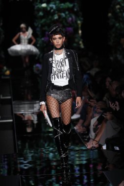 Milan, İtalya - 21 Eylül: Dilone pist Moschino hazır giyim ilkbahar/yaz 2018 defile sırasında Milano, İtalya Milano moda hafta ilkbahar/yaz 2018 üzerinde 21 Eylül 2017 yürür.