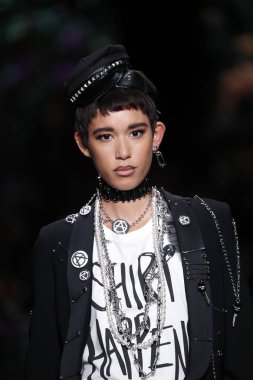 Milan, İtalya - 21 Eylül: Dilone pist Moschino hazır giyim ilkbahar/yaz 2018 defile sırasında Milano, İtalya Milano moda hafta ilkbahar/yaz 2018 üzerinde 21 Eylül 2017 yürür.