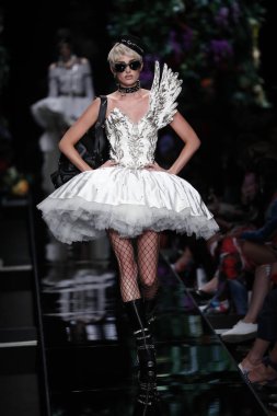 Milan, İtalya - 21 Eylül: Elsa Hosk pist Moschino hazır giyim ilkbahar/yaz 2018 defile sırasında Milano, İtalya Milano moda hafta ilkbahar/yaz 2018 üzerinde 21 Eylül 2017 yürür.