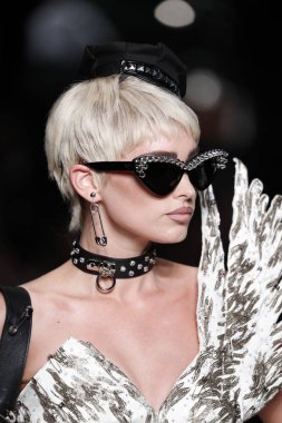 Milan, İtalya - 21 Eylül: Elsa Hosk pist Moschino hazır giyim ilkbahar/yaz 2018 defile sırasında Milano, İtalya Milano moda hafta ilkbahar/yaz 2018 üzerinde 21 Eylül 2017 yürür.