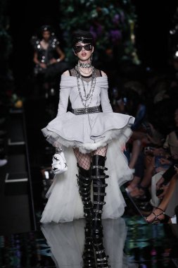 Milan, İtalya - 21 Eylül: Manken pist Moschino hazır giyim ilkbahar/yaz 2018 moda gösterisine, Milano, İtalya Milano moda hafta ilkbahar/yaz 2018 üzerinde 21 Eylül 2017 sırasında yürür.