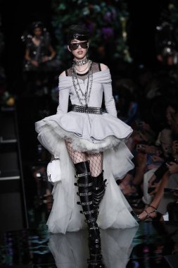 Milan, İtalya - 21 Eylül: Manken pist Moschino hazır giyim ilkbahar/yaz 2018 moda gösterisine, Milano, İtalya Milano moda hafta ilkbahar/yaz 2018 üzerinde 21 Eylül 2017 sırasında yürür.