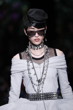 Milan, İtalya - 21 Eylül: Manken pist Moschino hazır giyim ilkbahar/yaz 2018 moda gösterisine, Milano, İtalya Milano moda hafta ilkbahar/yaz 2018 üzerinde 21 Eylül 2017 sırasında yürür.
