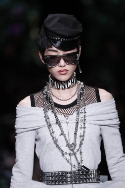 Milan, İtalya - 21 Eylül: Manken pist Moschino hazır giyim ilkbahar/yaz 2018 moda gösterisine, Milano, İtalya Milano moda hafta ilkbahar/yaz 2018 üzerinde 21 Eylül 2017 sırasında yürür.
