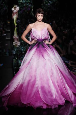 Milan, İtalya - 21 Eylül: Taylor Hill pist Moschino hazır giyim ilkbahar/yaz 2018 defile sırasında Milano, İtalya Milano moda hafta ilkbahar/yaz 2018 üzerinde 21 Eylül 2017 yürür.