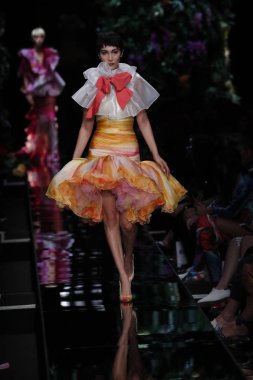 Milan, İtalya - 21 Eylül: Bella Hadid pist Moschino hazır giyim ilkbahar/yaz 2018 defile sırasında Milano, İtalya Milano moda hafta ilkbahar/yaz 2018 üzerinde 21 Eylül 2017 yürür.