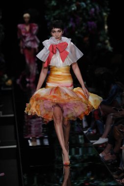 Milan, İtalya - 21 Eylül: Bella Hadid pist Moschino hazır giyim ilkbahar/yaz 2018 defile sırasında Milano, İtalya Milano moda hafta ilkbahar/yaz 2018 üzerinde 21 Eylül 2017 yürür.