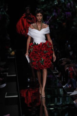 Milan, İtalya - 21 Eylül: Joan Smalls pist Moschino hazır giyim ilkbahar/yaz 2018 defile sırasında Milano, İtalya Milano moda hafta ilkbahar/yaz 2018 üzerinde 21 Eylül 2017 yürür.