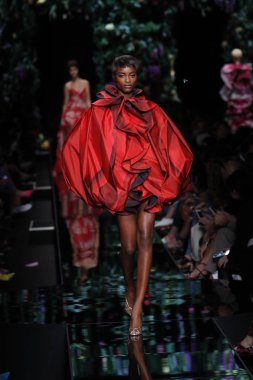 Milan, İtalya - 21 Eylül: Mayowa Nicholas pist Moschino hazır giyim ilkbahar/yaz 2018 defile sırasında Milano, İtalya Milano moda hafta ilkbahar/yaz 2018 üzerinde 21 Eylül 2017 yürür.