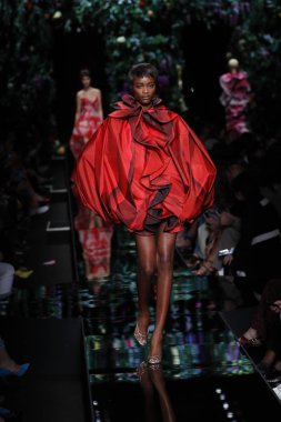Milan, İtalya - 21 Eylül: Mayowa Nicholas pist Moschino hazır giyim ilkbahar/yaz 2018 defile sırasında Milano, İtalya Milano moda hafta ilkbahar/yaz 2018 üzerinde 21 Eylül 2017 yürür.