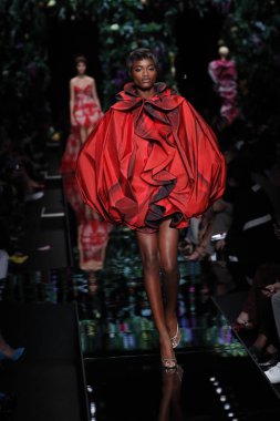 Milan, İtalya - 21 Eylül: Mayowa Nicholas pist Moschino hazır giyim ilkbahar/yaz 2018 defile sırasında Milano, İtalya Milano moda hafta ilkbahar/yaz 2018 üzerinde 21 Eylül 2017 yürür.