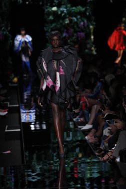 Milan, İtalya - 21 Eylül: Duckie Thot pist Moschino hazır giyim ilkbahar/yaz 2018 defile sırasında Milano, İtalya Milano moda hafta ilkbahar/yaz 2018 üzerinde 21 Eylül 2017 yürür.