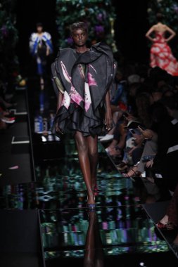 Milan, İtalya - 21 Eylül: Duckie Thot pist Moschino hazır giyim ilkbahar/yaz 2018 defile sırasında Milano, İtalya Milano moda hafta ilkbahar/yaz 2018 üzerinde 21 Eylül 2017 yürür.