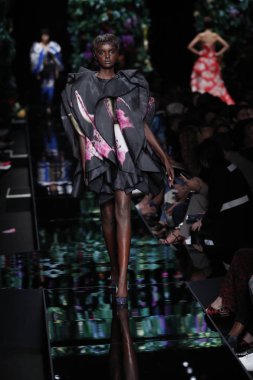 Milan, İtalya - 21 Eylül: Duckie Thot pist Moschino hazır giyim ilkbahar/yaz 2018 defile sırasında Milano, İtalya Milano moda hafta ilkbahar/yaz 2018 üzerinde 21 Eylül 2017 yürür.